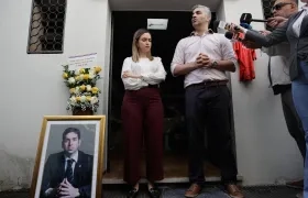 La esposa del fiscal, Claudia Aguilera junto al hermano de este, Francisco Pecci. 