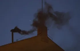 El humo negro del primer día del cónclave.