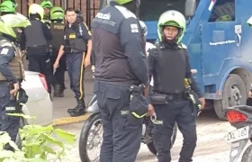La Policía hace presencia en el lugar del atentado.