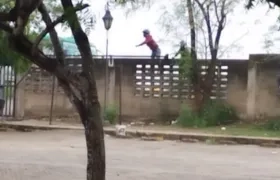 Momento en que varios hombres lanzaban piedras al parqueadero externo de la Universidad del Atlántico. 