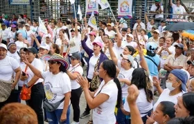 Madres protestando sobre la carrera 46.