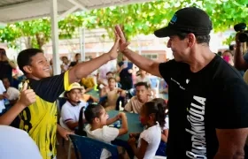 Alcalde Char durante la entrega de almuerzo a los niños en el comedor comunitario.