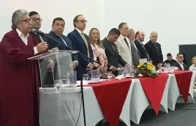 Aspecto de la mesa directiva de la institución en los grados como Corporación Universitaria.