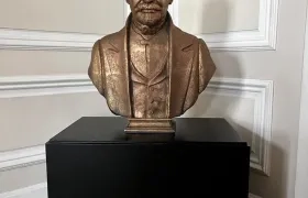 El busto en honor al expresidente Juan José Nieto.