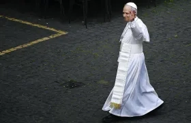 El Papa León XIV caminando por la Ciudad del Vaticano. 