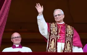 El nuevo Papa León XIV al presentarse ante la multitud en la Plaza de San Pedro. 