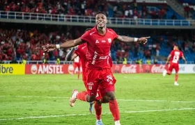 Pestaña celebra gol del empate 1-1.