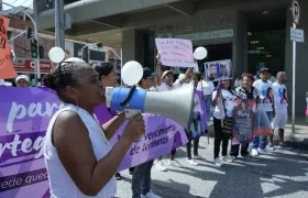 Familias en el plantón frente a la Fiscalía. 