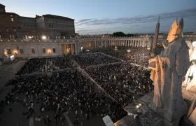 La multitud este miércoles en la Plaza de San Pedro en el primer día del cónclave. 