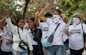 Familias protestan por los presos políticos detenidos en Venezuela.