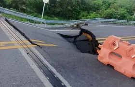 Así quedó la vía de acceso al puente en Juan de Acosta.
