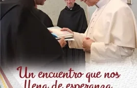 Padre rector del Colegio Liceo de Cervantes Barranquilla, Fray Ronal Antívar, saluda al Papa León XIV en el Vaticano.