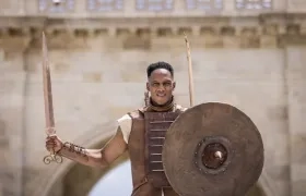 Yerry Mina, al estilo gladiador en su renovación con Cagliari.