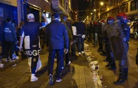 Autoridades de Bilbao vigilan a hinchas ingleses en final de Europa League.