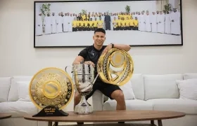 Alexis Pérez con varios de los trofeos conseguidos con el Al-Wasl.