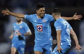 Ángel Sepúlveda festeja el gol con el cual le dio la victoria al Cruz Azul. 
