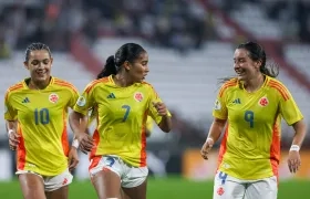 María Baldovino (7) celebra con Ella Grace Martínez (10) y Camila Cortés (9).