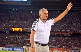 Juan Ramón Verón ovacionado por la hinchada el Junior en 2015.