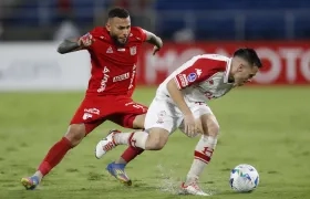Duván Vergara presiona a Tomás Guidara, de Huracán.