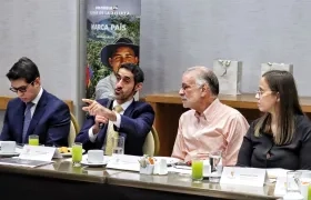 El embajador de Emiratos Árabes Unidos en Colombia, Mohammed Abdullah bin Khater Al Shamsi, junto al gobernador Eduardo Verano.