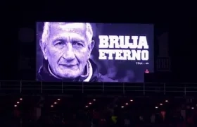El rostro de Juan Ramón Verón en la pantalla del estadio Uno Jorge Luis Hirschi de La Plata. 