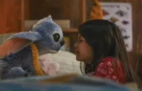 Stitch junto a Lilo. 