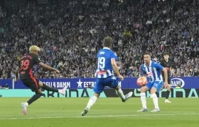 Lamine Yamal remata al arco del Espanyol para marcar el primer gol del Barcelona. 