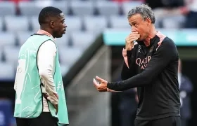 El español Luis Enrique, entrenador del PSG, con el delantero Ousmane Dembelé.  