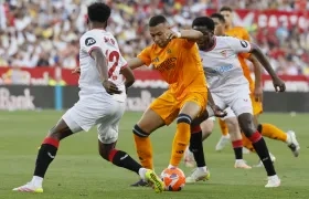 Kylian Mbappé intenta superar la marca de Lokonga en el partido contra el Sevilla. 