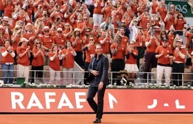 Rafael Nadal recibiendo a ovación del público en la pista principal del Roland Garros. 