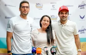 Mariana Pajón con Daniel Trujillo, secretario de deportes del Distrito, e Iván Urquijo, director de Indeportes Atlántico. 