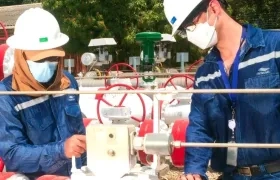 Operarios de Promigas durante labores dentro de la planta.