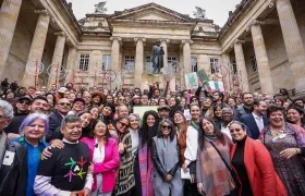 Ministra junto a colectivos culturales en la radicación del proyecto.