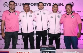 Arturo Reyes, César Poveda y Percy Moncada con los dirigentes del Sport Boys. 