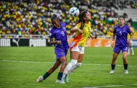 La colombiana Valentina García disputa la pelota con una rival ecuatoriana. 