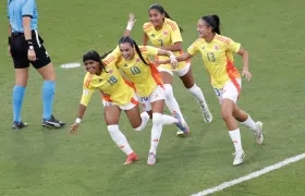Maura Henao (18) celebra su gol con Ella Grace Martínez (10), Isabella Amado (13) y María Baldovino (7). 