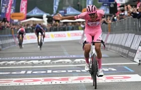 Isaac Del Toro cruza la meta por delante de Romain Bardet y Richard Carapaz.