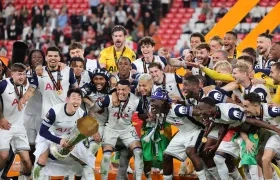 Los jugadores del Tottenham con el trofeo de campeones de la Liga Europa. 
