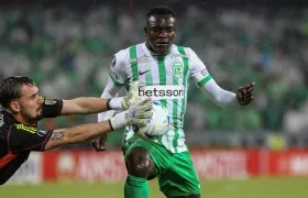 Kevin Viveros, autor de dos goles, disputa la pelota con el portero Anthoni. 
