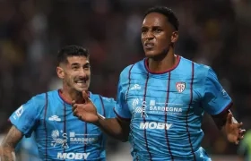 Yerry Mina celebra tras abrir el marcador para el Cagliari.  