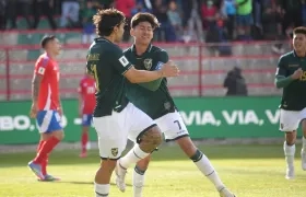 Jugadores de Bolivia celebrando uno de los goles a Chile.