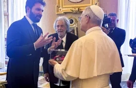 El Papa León XIV junto Al Pacino y al productor Andrea Iervolino. 