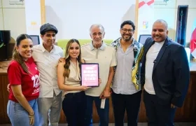 Secretaria de Cultura y Patrimonio, Verónica Cantillo, representantes y el gobernador Eduardo Verano durante la firma. 