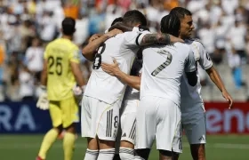 Jugadores del Real Madrid celebrando uno de sus goles en el partido.