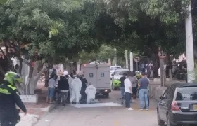 El CTI de la Fiscalía durante la inspección del cuerpo. 