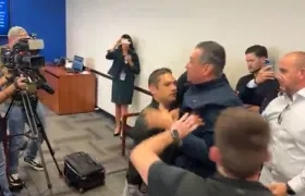 Momento en el que retiran al senador Alex Padilla.