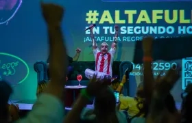 Altafulla alzando los brazos junto a sus seguidores.