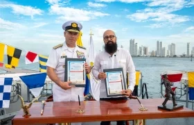 El almirante Juan Ricardo Rozo, comandante Armada, y Carlos Carrillo, director UNGRD.