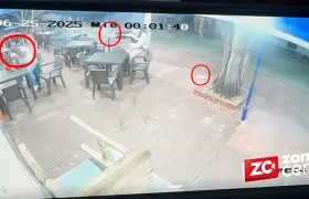 Momentos del ataque extorsivo en restaurante de comidas rápidas. 