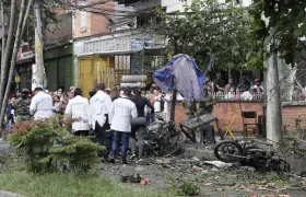 Peritos forenses en los alrededores de la estación de policía al sur de Cali.